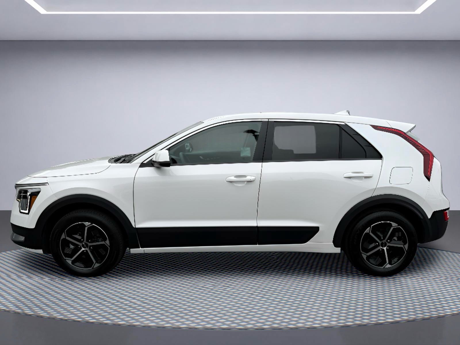 Used 2025 Kia Niro LX FWD image 3