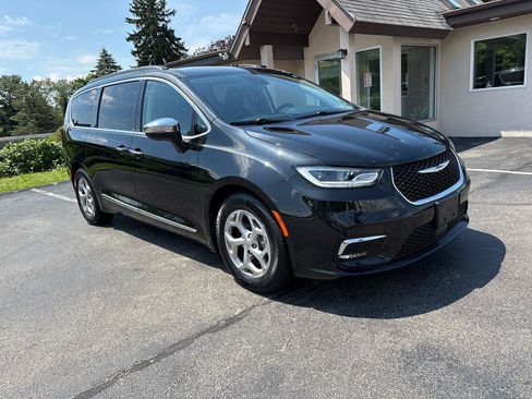 Used 2023 Chrysler Pacifica Limited FWD image 3