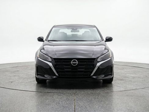 Used 2025 Nissan Altima 2.5 SV FWD image 2