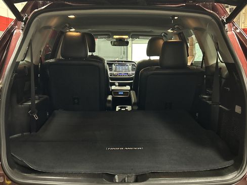 Used 2019 Toyota Highlander XLE FWD image 10