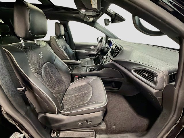 Used 2025 Chrysler Pacifica Limited FWD image 24