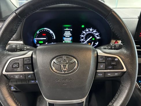 Used 2024 Toyota Sienna XLE FWD image 18