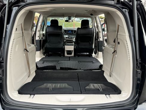 Used 2018 Chrysler Pacifica Touring-L image 34