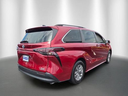 Used 2023 Toyota Sienna XLE FWD image 5