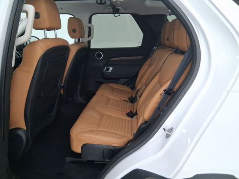 Used 2018 Land Rover Discovery HSE image 13