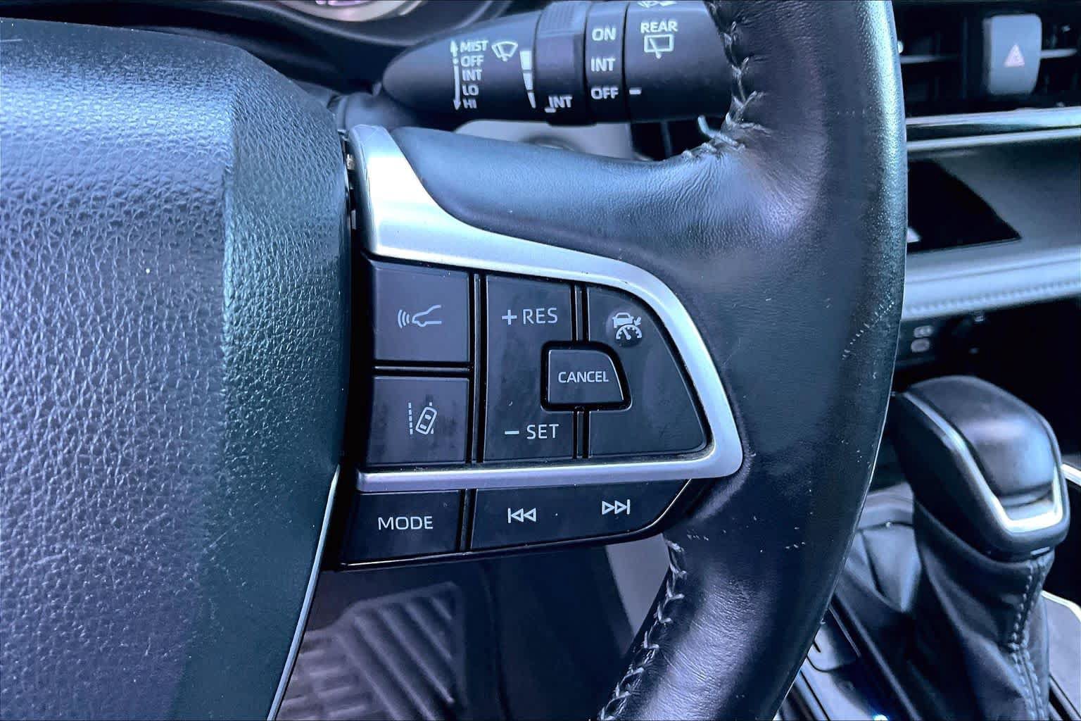 Used 2023 Toyota Highlander XLE AWD/4WD image 24
