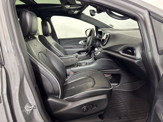 Used 2025 Chrysler Pacifica Limited FWD image 4