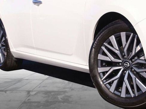 Used 2025 Nissan Altima 2.5 SV image 3