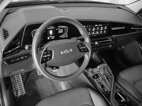 Used 2023 Kia Niro SX Touring FWD image 10