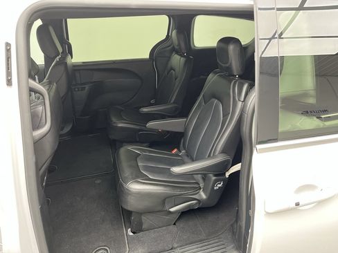 Used 2025 Chrysler Pacifica Select FWD image 11