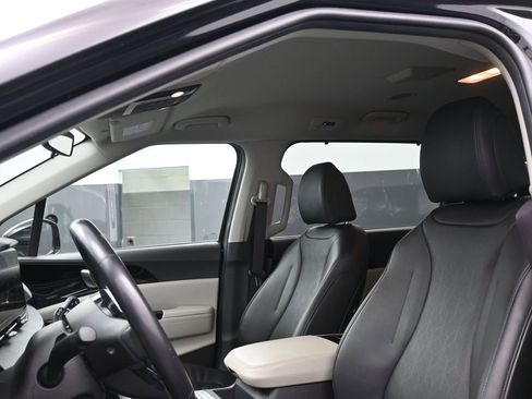 Used 2022 Kia Carnival EX image 10