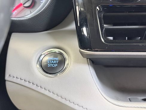 Used 2022 Toyota Highlander LE AWD/4WD image 52