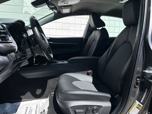 Used 2021 Toyota Camry SE image 3