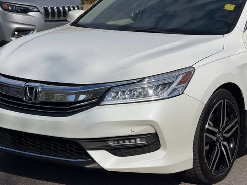 Used 2017 Honda Accord Touring image 12