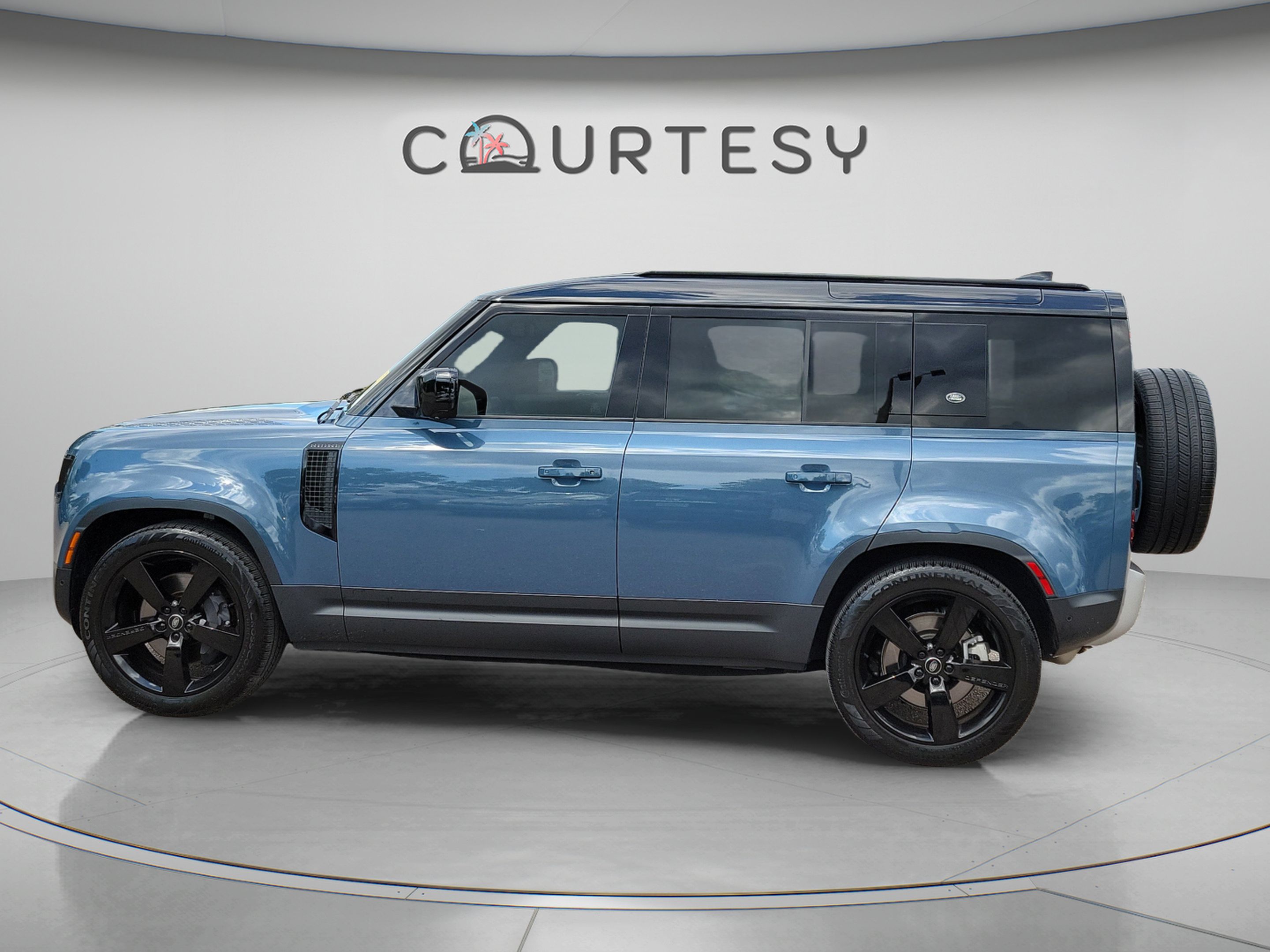 Used 2023 Land Rover Defender 110 S AWD/4WD image 4