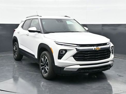 Used 2025 Chevrolet TrailBlazer LT w/ Driver Confidence Package AWD/4WD image 4