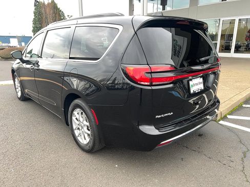 Used 2020 Chrysler Pacifica Touring-L image 9