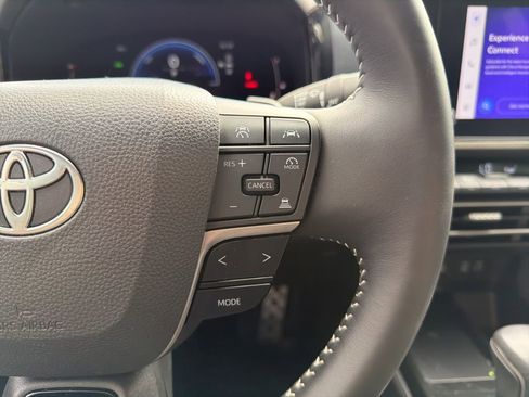 Used 2025 Toyota Camry SE w/ Convenience Package image 11