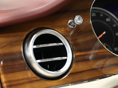 Used 2020 Bentley Bentayga Plug-In Hybrid image 25