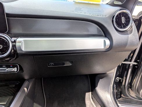 Used 2021 Mercedes-Benz GLB 250 4MATIC w/ Premium Package image 30