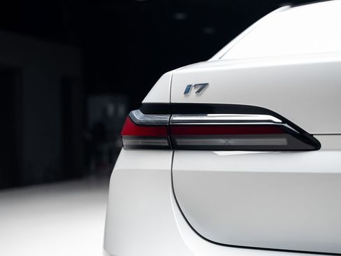 Used 2024 BMW i7 xDrive60 image 28