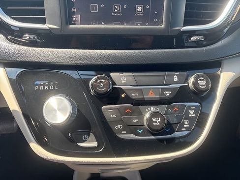Used 2022 Chrysler Voyager LX FWD image 23