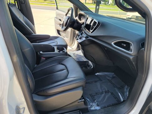 Used 2025 Chrysler Pacifica Select FWD image 14