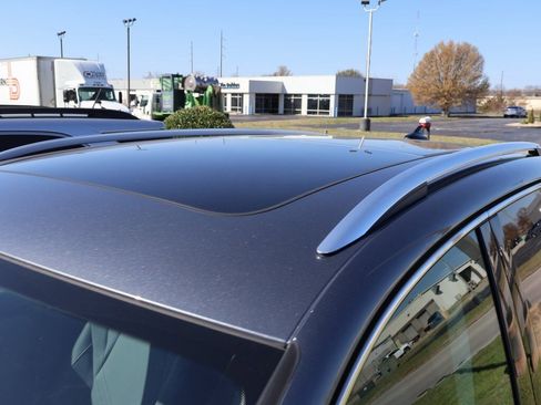 Used 2025 Volkswagen Tiguan SE image 14