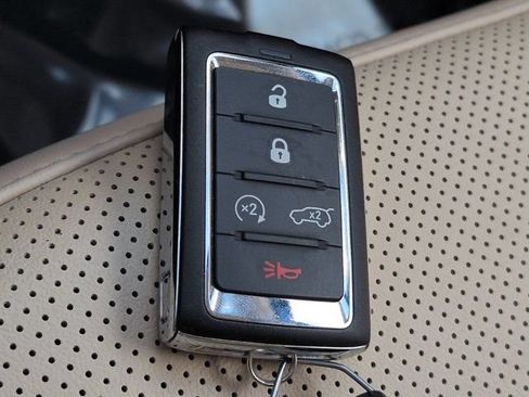 Used 2022 Jeep Grand Cherokee Limited w/ Luxury Tech Group II AWD/4WD image 28