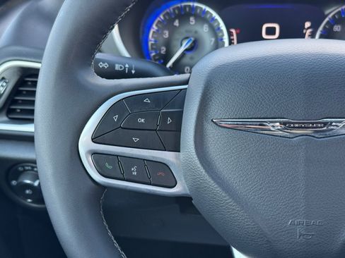 Used 2025 Chrysler Pacifica Select image 25