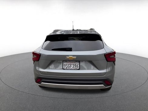 Used 2025 Chevrolet Trax LT FWD image 12