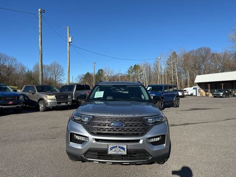 Used 2022 Ford Explorer XLT w/ Equipment Group 202A image 8