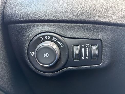 Used 2017 Jeep Compass Latitude w/ Popular Equipment Group AWD/4WD image 18