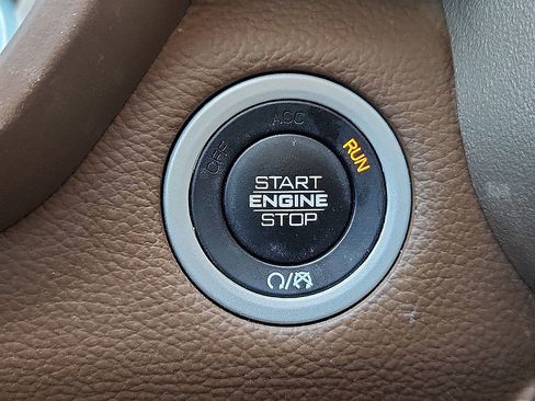 Used 2019 RAM 1500 Laramie AWD/4WD image 10