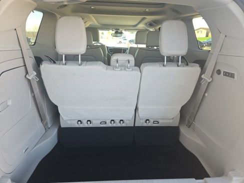 Used 2017 Chrysler Pacifica Limited w/ Advanced Safetytec Group FWD image 9