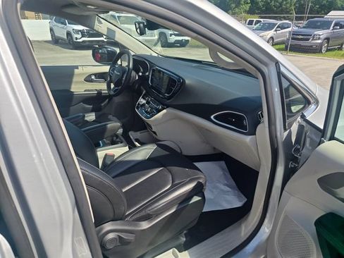 Used 2024 Chrysler Pacifica Touring-L FWD image 38