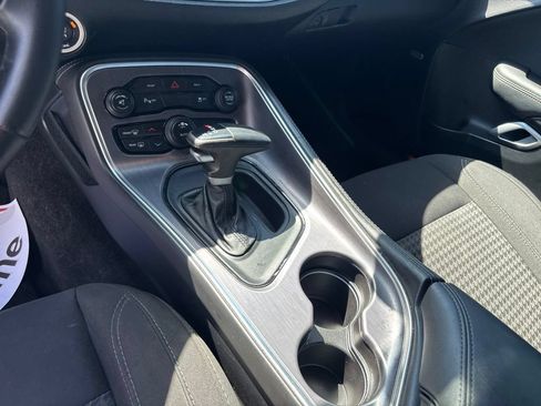 Used 2015 Dodge Challenger SXT w/ Driver Convenience Group RWD image 9