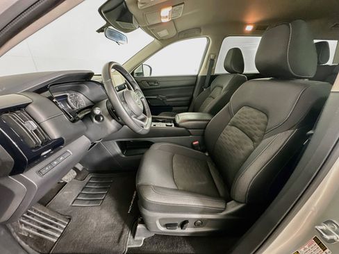 Used 2025 Nissan Pathfinder SV AWD/4WD image 13