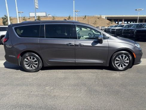 Certified 2021 Chrysler Pacifica Limited image 7