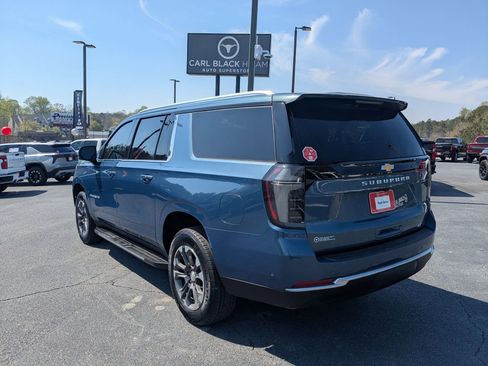 Used 2025 Chevrolet Suburban LT w/ Comfort Package image 7