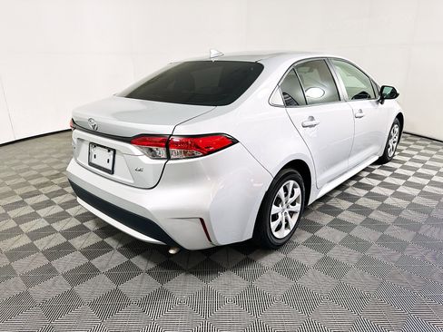 Used 2022 Toyota Corolla LE FWD image 3