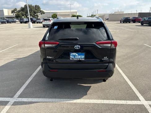 Used 2022 Toyota RAV4 LE AWD/4WD image 4