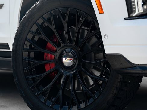 Used 2025 Cadillac Escalade ESV V image 3