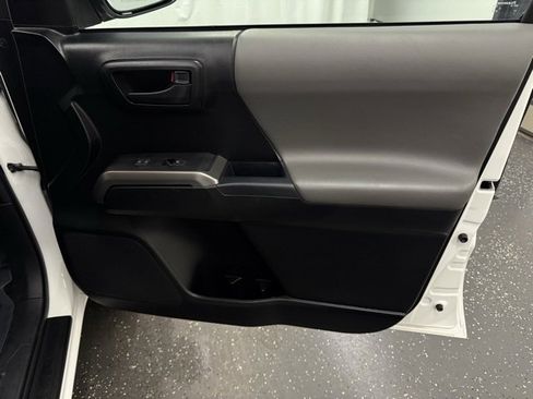 Certified 2017 Toyota Tacoma SR5 image 7