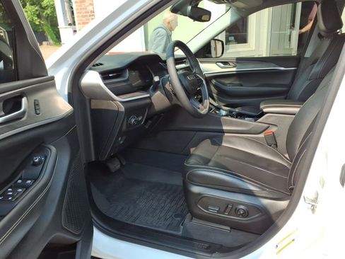 Used 2023 Jeep Grand Cherokee Limited w/ Black Appearance Package AWD/4WD image 9