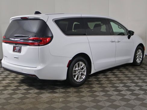 Used 2025 Chrysler Pacifica Select image 12