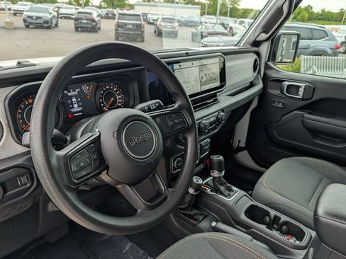 Used 2025 Jeep Gladiator Sport AWD/4WD image 11