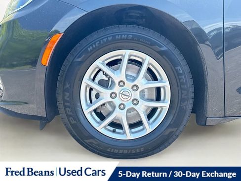Used 2023 Chrysler Pacifica Touring-L FWD image 37