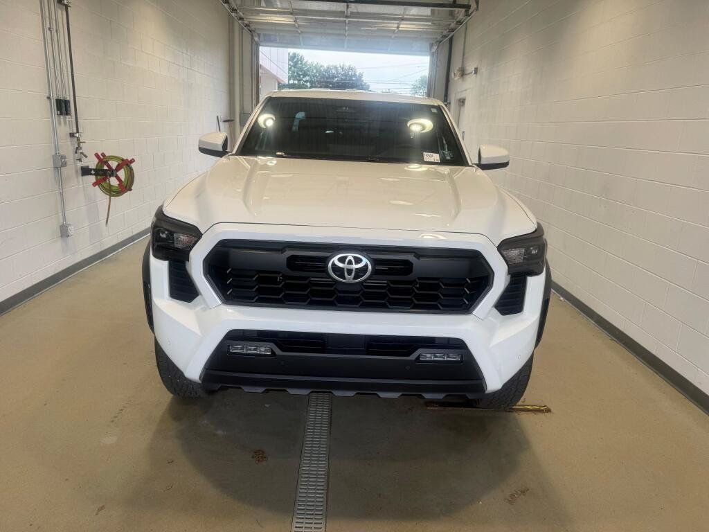 Used 2024 Toyota Tacoma TRD Off-Road w/ TRD Off Road Upgrade Package AWD/4WD image 8