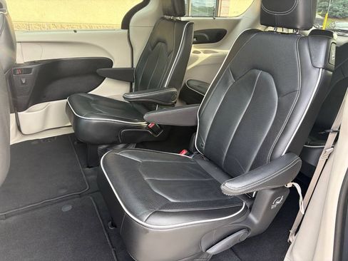 Used 2023 Chrysler Pacifica Limited FWD image 12